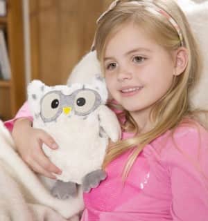 Plisana-igracka-snjezna-sova-i-djevojcica