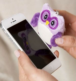 Privjesak za ključeve ljubičasta sovica čisti ekran mobitela